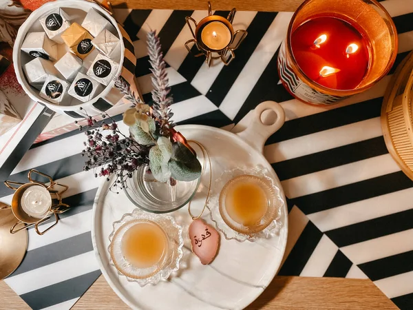 Blick Von Oben Auf Einen Schön Dekorierten Tisch Mit Teetassen — Stockfoto