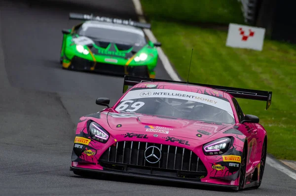 Nízký Úhel Záběru Mercedes Amg Gt3 Růžové Auto Během Závodu — Stock fotografie