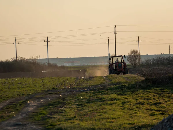 Een Trekker Aan Het Werk Landbouw Een Zonnige Dag — Stockfoto