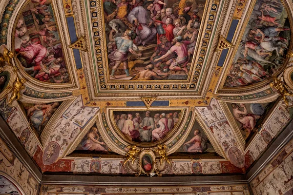 Uma Foto Baixo Ângulo Teto Decorado Por Giorgio Vasari Palazzo — Fotografia de Stock