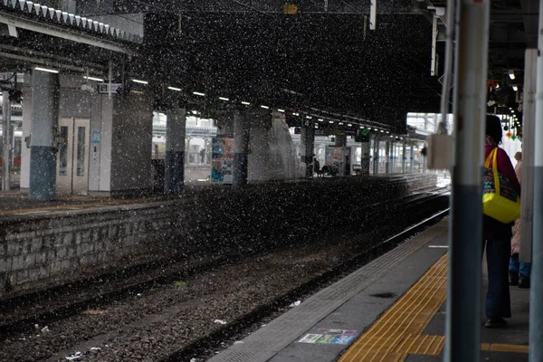 Uma Velha Estação Trem Com Pessoas Esperando Além Faixa Amarela — Fotografia de Stock