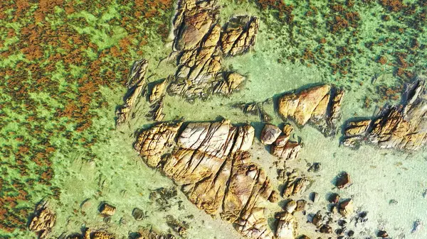 Eine Drohnenaufnahme Von Felsen Flachen Und Sauberen Wasser Einer Insel — Stockfoto