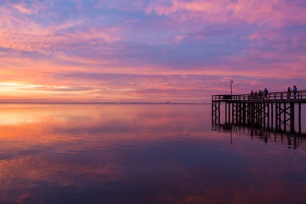 Grumlig Färgglad Solnedgång Som Reflekteras Lugnt Vatten Mobile Bay Alabama — Stockfoto