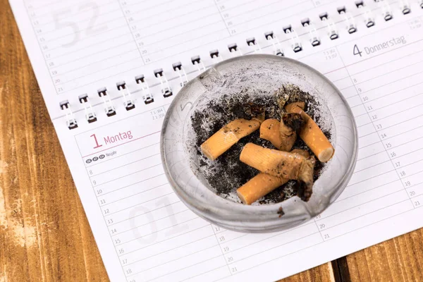 Ein Aschenbecher Mit Zigarettenstummeln Auf Dem Kalender Raucherentwöhnungskonzept — Stockfoto