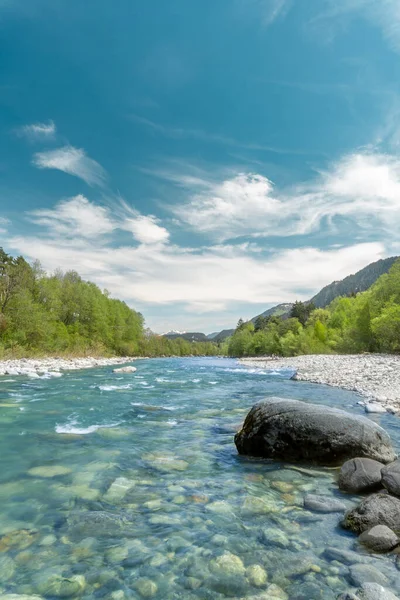 Вертикальний Знімок Блакитного Неба Над Річкою Швейцарії Фалера Граубунден Грісонс — стокове фото