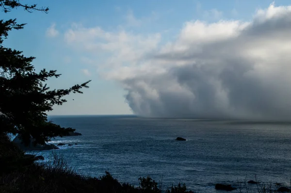 Una Vista Nubes Blancas Grises Que Reúnen Sobre Cuerpo Agua — Foto de Stock