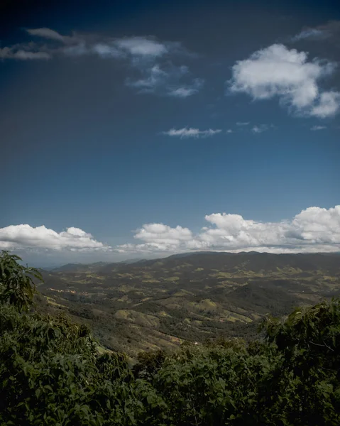 Uma Vista Vertical Uma Paisagem Com Montanhas Árvores Contra Céu — Fotografia de Stock