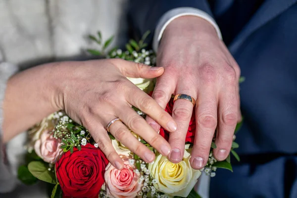 Eine Nahaufnahme Der Hände Eines Bräutigams Und Einer Braut Mit — Stockfoto