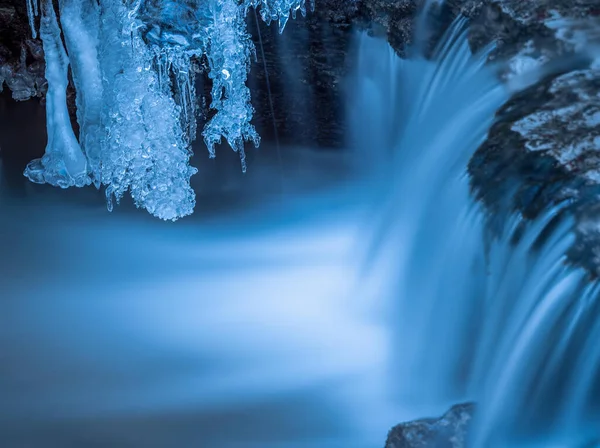 Uma Vista Perto Inverno Pequena Cachoeira — Fotografia de Stock