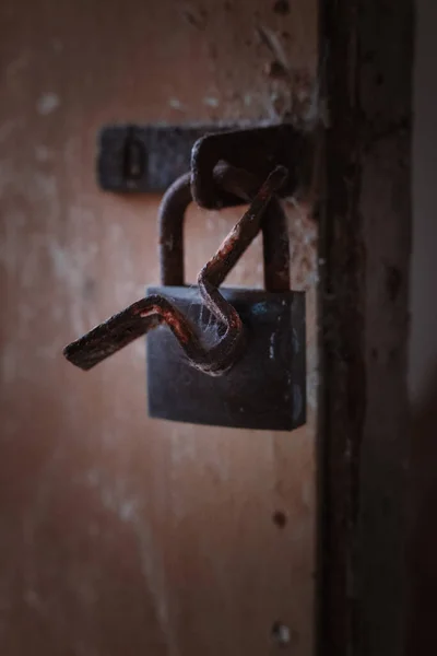 Μια Κάθετη Βολή Κλειδώματος Ένα Εγκαταλελειμμένο Urbex — Φωτογραφία Αρχείου