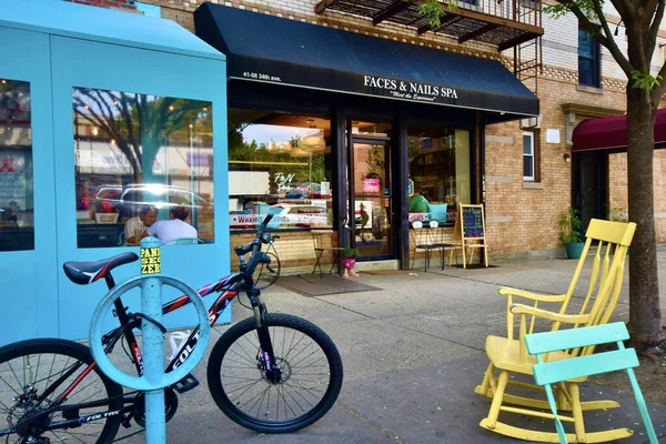 位于纽约皇后区阿斯托里亚市的脸和指甲温泉中心外景 该中心有一辆停放着的自行车 — 图库照片