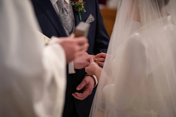 結婚式で新郎の指にリングを身に着けている花嫁の選択的な焦点 — ストック写真