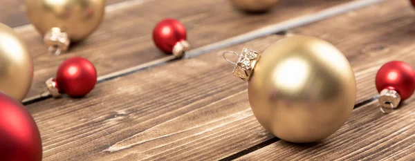Close Ornamentos Natal Vermelho Dourado Fundo Madeira — Fotografia de Stock