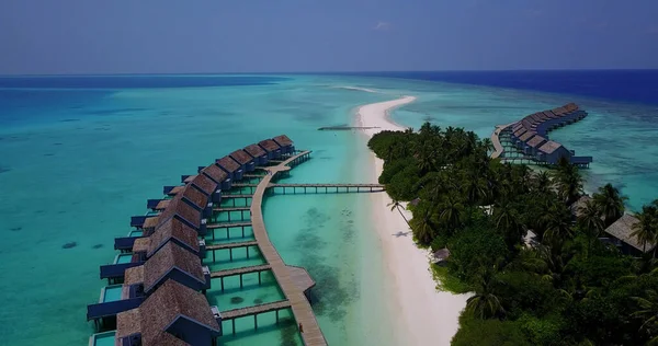 Eine Luftaufnahme Einer Wunderschönen Insel Mit Überwasser Bungalows Und Palmen — Stockfoto