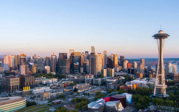 2021 Ağustosunun Günbatımında Seattle Washington Ufuk Çizgisi Şehir Manzarasının Panoramik — Stok fotoğraf
