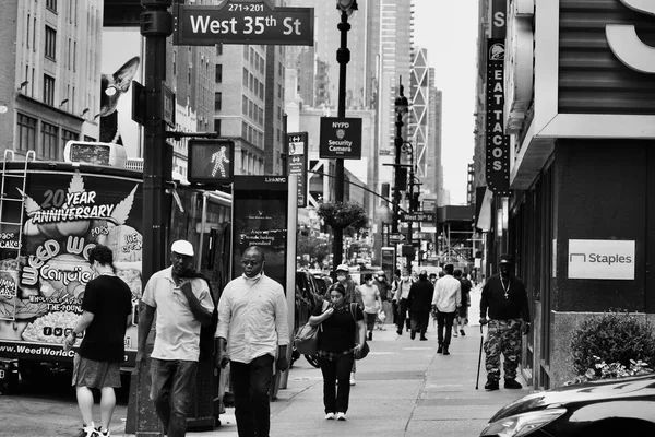 在纽约市曼哈顿市中心街道上散步的人的灰度照片 — 图库照片