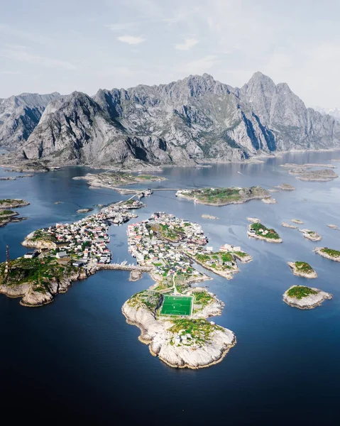 Tiro Aéreo Uma Montanha Alta Água Oceano Arquipélago Lofoten Noruega — Fotografia de Stock