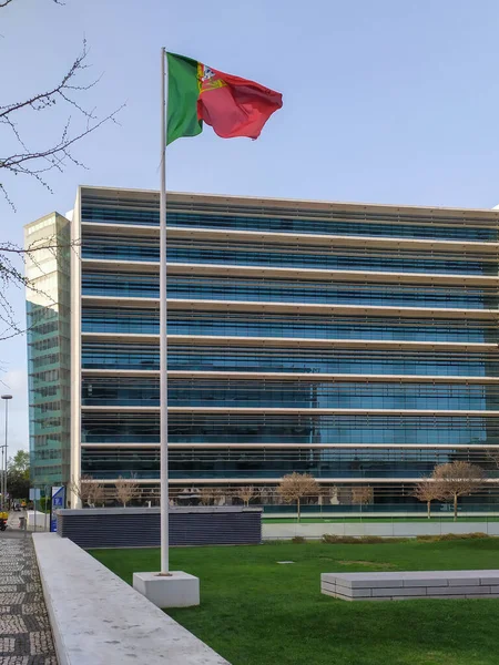 Disparo Vertical Bandera Portugal Ondeando Aire Fondo Edificio Oficinas — Foto de Stock