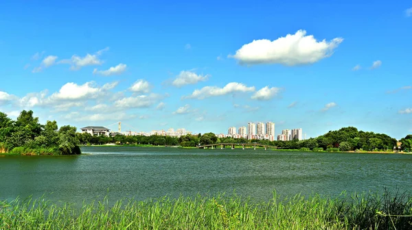 Hermoso Plano Lago Con Edificio Alto Cielo Fondo China Vista —  Fotos de Stock