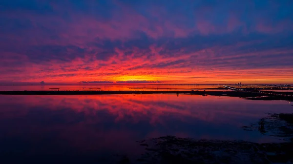Ein Wolkenverhangener Farbenfroher Sonnenuntergang Der Mobile Bay Und Der Interstate — Stockfoto
