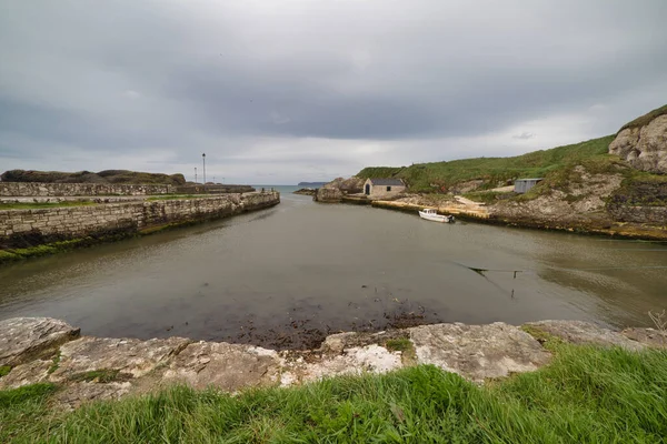 Una Hermosa Toma Del Puerto Ballintoy Bajo Cielo Nublado Tormentoso —  Fotos de Stock