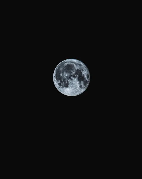 Une Pleine Lune Isolée Sur Ciel Nocturne Sombre — Photo