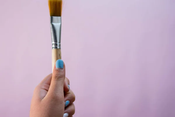 Närbild Kvinnlig Hand Som Håller Målning Borste Rosa Bakgrund Med — Stockfoto