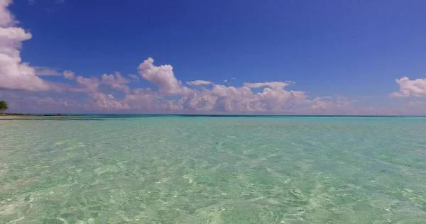 Una Hermosa Isla Tropical Bajo Cielo Azul Nublado Día Soleado —  Fotos de Stock