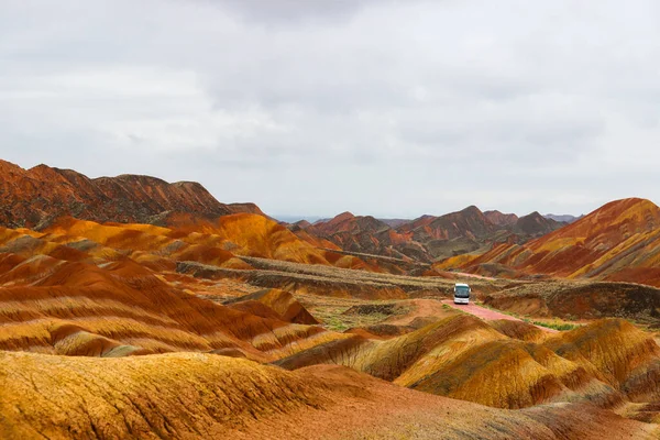 Uitzicht Een Bus Een Weg Danxia Landform Cheltenham Badland Jinyun — Stockfoto