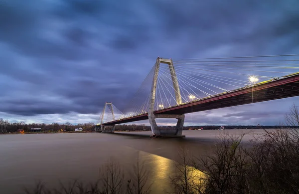 Eine Vertikale Aufnahme Der Brücke Über Das Wasser Bei Sonnenuntergang — Stockfoto