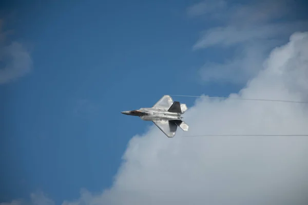 Closeup Shot Stealth Aircraft Lockheed Martin Raptor Flying Sky Traces — Stock Photo, Image