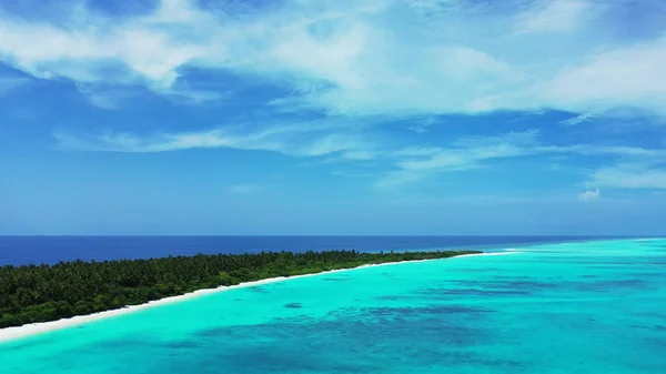 Αεροφωτογραφία Γαλαζοπράσινα Νερά Και Ένα Μικρό Νησί Στις Μαλδίβες — Φωτογραφία Αρχείου