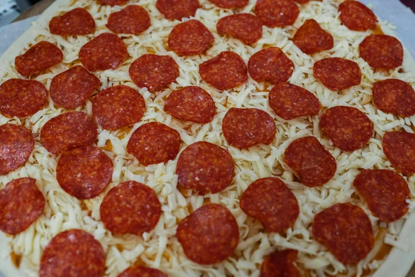 Primer Plano Una Deliciosa Pizza Con Queso Peperoni Listo Para —  Fotos de Stock