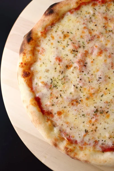 Vertikal Ovanifrån Margherita Pizza Med Tomatpuré Och Osttoppar — Stockfoto