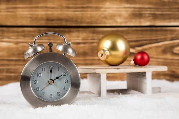 Primer Plano Las Bolas Decorativas Navidad Reloj Nieve Sobre Fondo — Foto de Stock