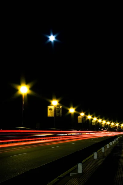 Вертикальный Снимок Шоссе Освещенными Уличными Фонарями Ночью — стоковое фото