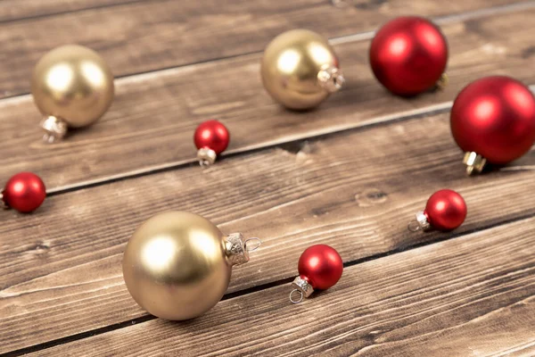 Ένα Κοντινό Πλάνο Από Κόκκινες Και Χρυσές Χριστουγεννιάτικες Μπάλες Στο — Φωτογραφία Αρχείου