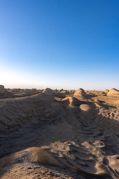 Vertical Shot Desert Full Yardangs Daylight Clear Sky — Stock Photo, Image