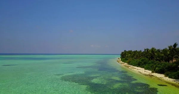 Okyanusun Masmavi Sularının Asya Yeşil Bir Adanın Havadan Görünüşü — Stok fotoğraf