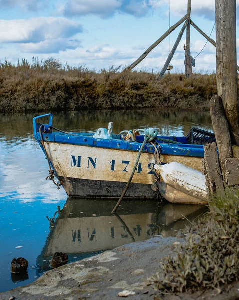 Вертикальный Снимок Старой Лодки Припаркованной Недалеко Берега Морнак Сюр Седр — стоковое фото