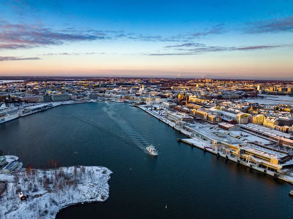 Luchtdrone Zicht Een Veerboot Die Helsinki South Harbor Verlaat Zonsondergang — Stockfoto