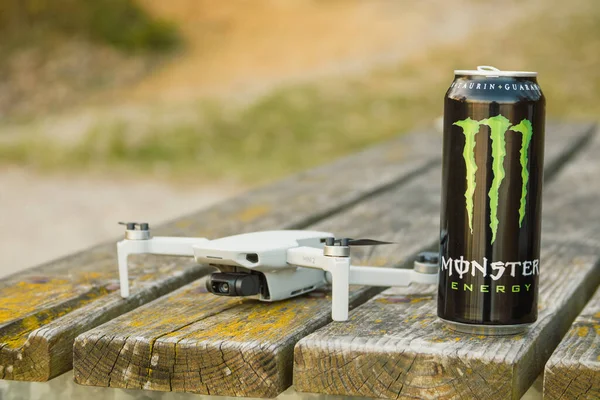 Крупный План Энергетического Напитка Monster Кемпинговом Столе Беспилотника Dji Mini — стоковое фото