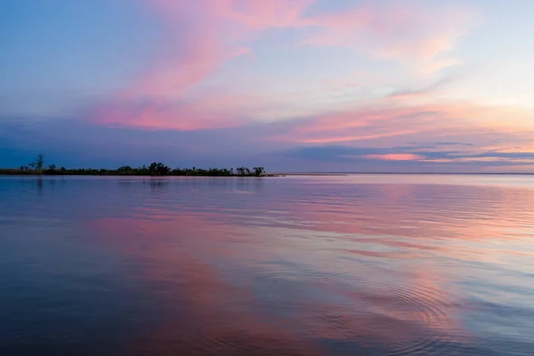 Colorido Atardecer Nublado Reflejándose Aguas Tranquilas Mobile Bay Alabama — Foto de Stock