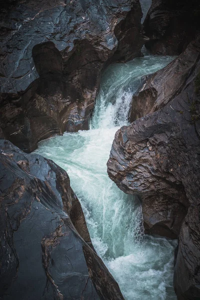 Una Bella Cascata Dalle Rocce Sulla Montagna — Foto Stock