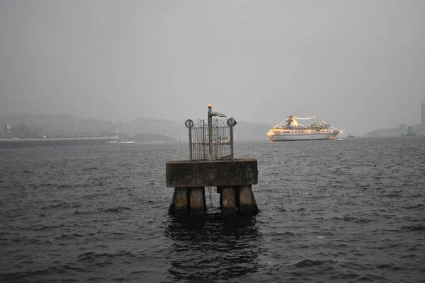 在雾蒙蒙的日子里 港口与在海景中航行的船只相对照的风景 — 图库照片