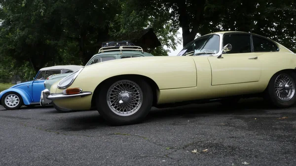 Velho Vintage Carros Amarelo Jaguar Tipo Estacionado Rua — Fotografia de Stock