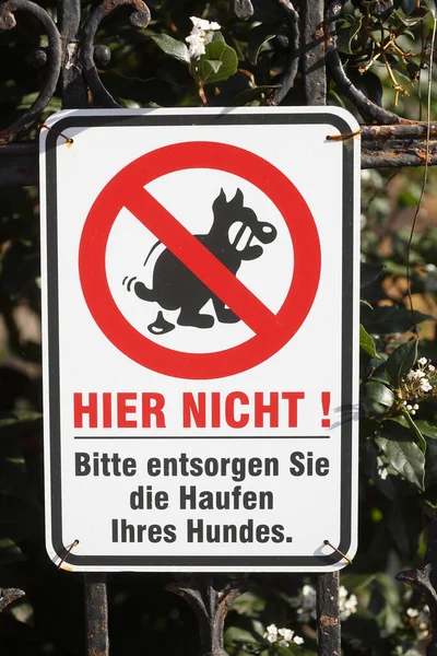 Een Verticaal Schot Van Een Verbodsbord Geen Toilet Voor Honden — Stockfoto