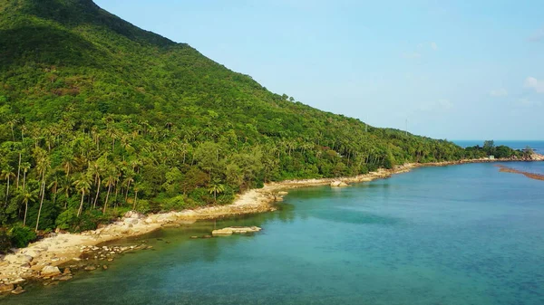 Tepesinde Tropik Ağaçlar Turkuaz Olan Küçük Bir Adanın Havadan Görüntüsü — Stok fotoğraf