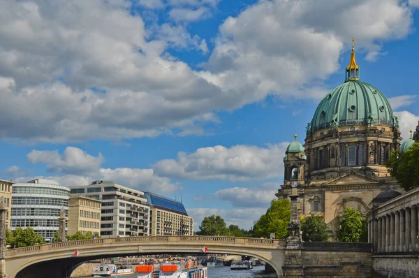 Piękne Ujęcie Berlińskiej Katedry Zabytkowych Budynków Nad Rzeką Sprewą Błękitnym — Zdjęcie stockowe