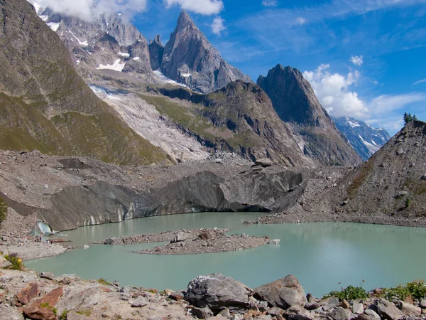 Ένα Πλάνο Της Μικρής Λίμνης Που Περιβάλλεται Από Βουνά — Φωτογραφία Αρχείου